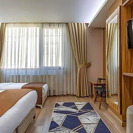 Hotel Dem Airport 4*