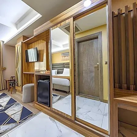 Dem Airport Hotel 4*