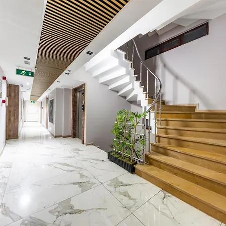 Hotel Dem Airport 4*