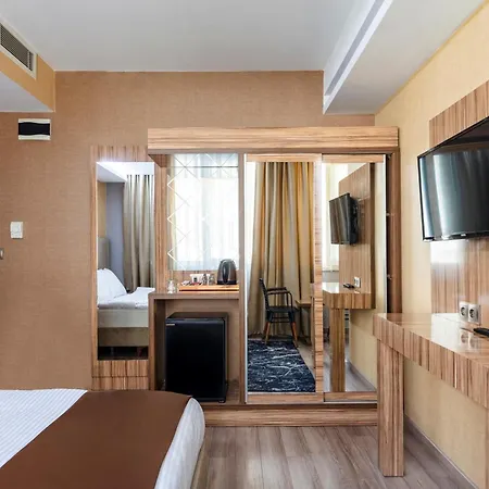 Dem Airport Hotel 4*