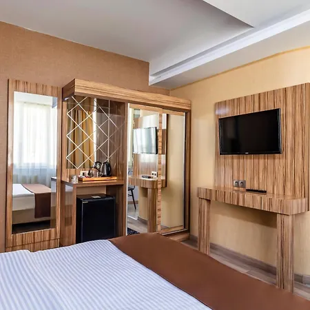 Dem Airport Hotel 4*