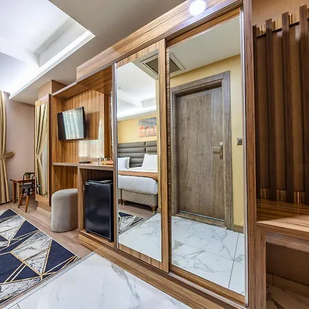 Hotel Dem Airport 4*