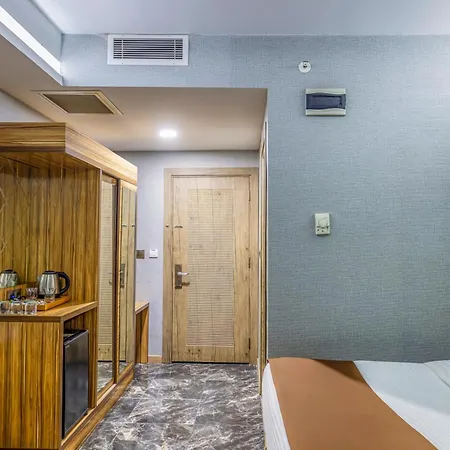 Hotel Dem Airport 4*