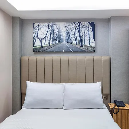 Hotel Dem Airport 4*